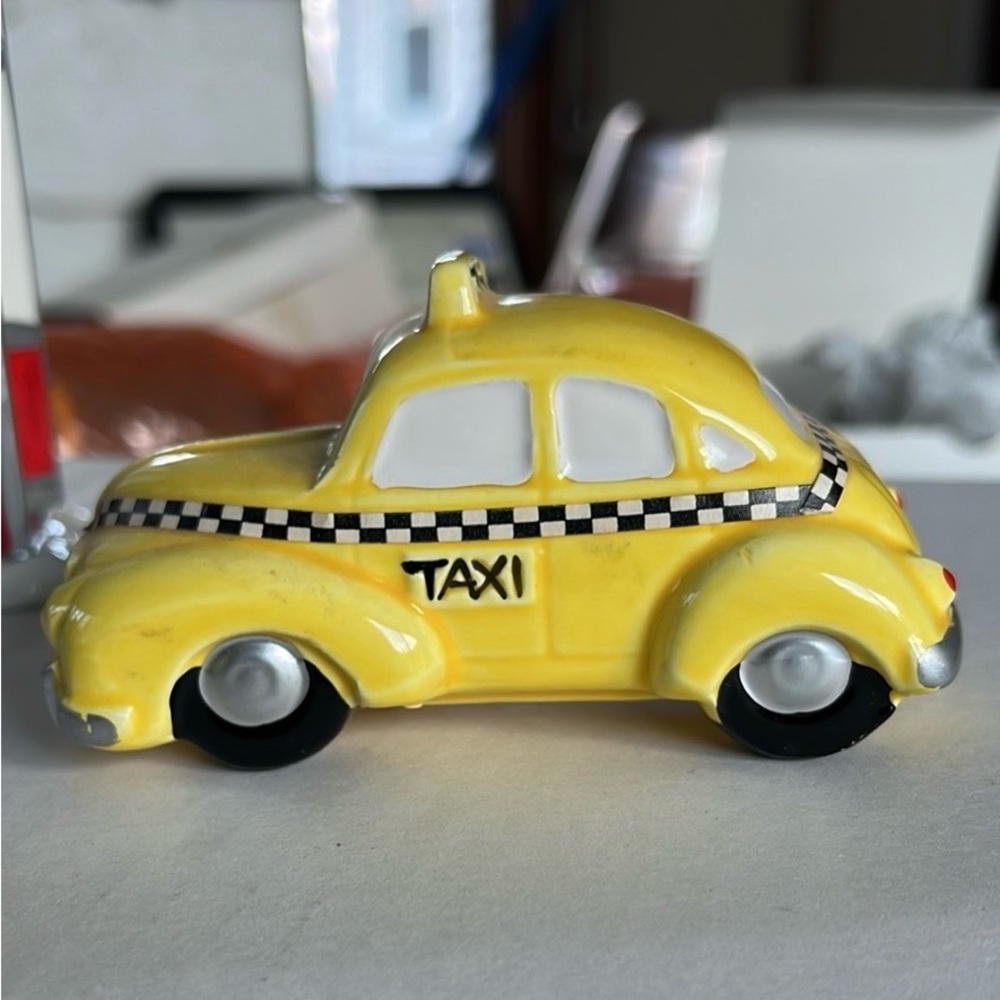 Department 56 Snow Village, phone booth and taxi ￼